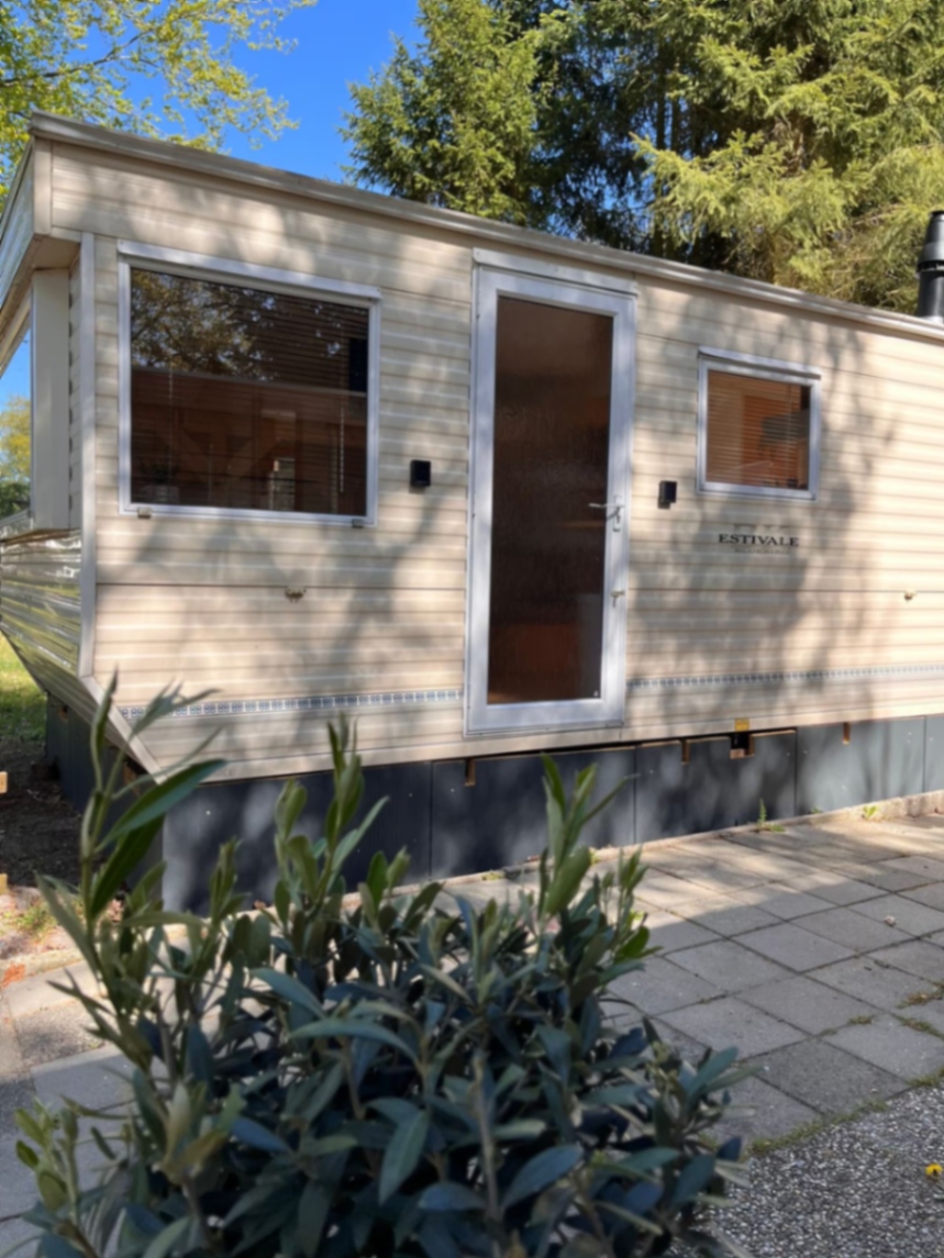 Boslodge 't Wims aan de buitenzijde op camping De Schaopvolte in Eext