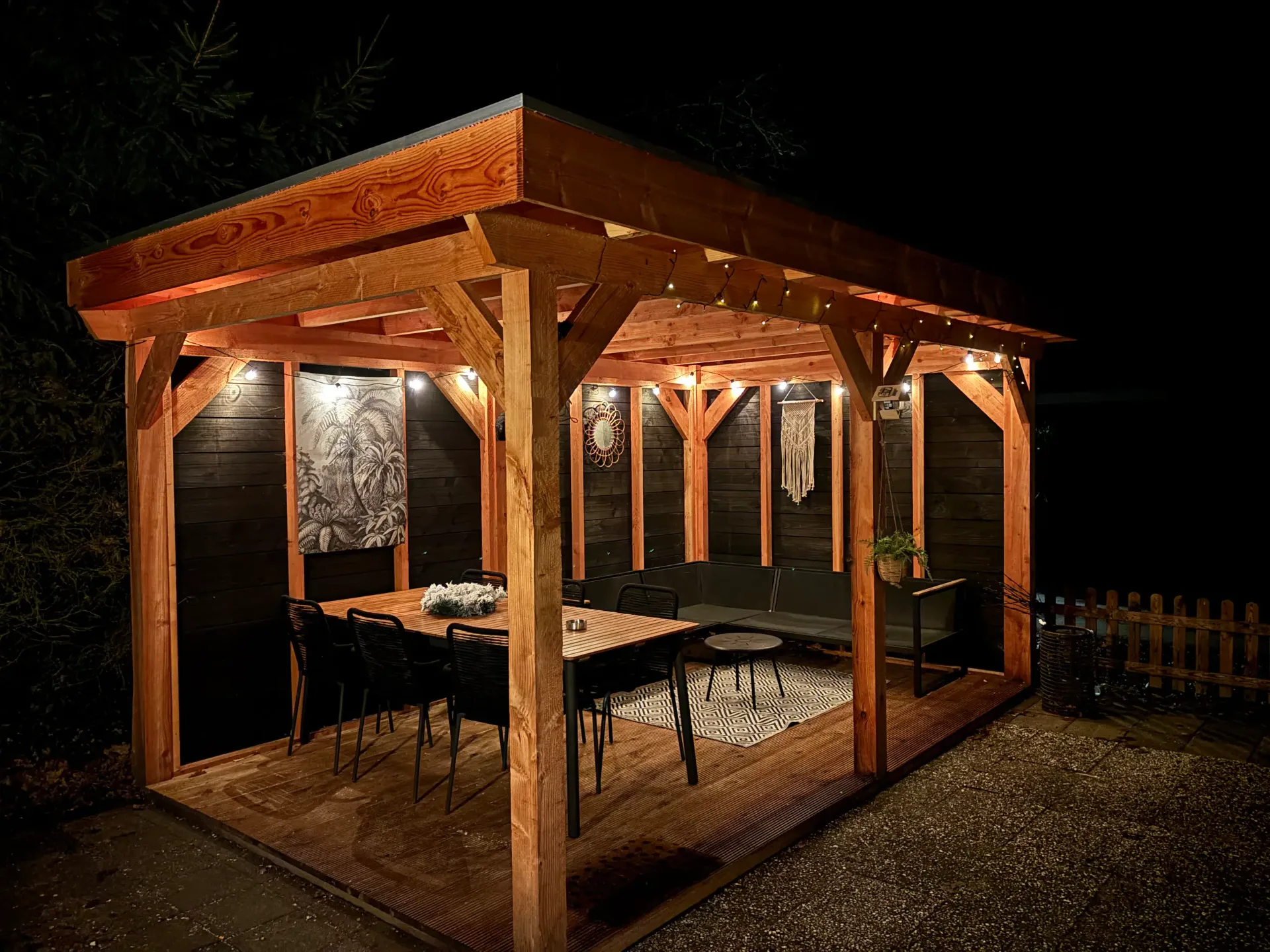 Overkapping bij avond met sfeerverlichting