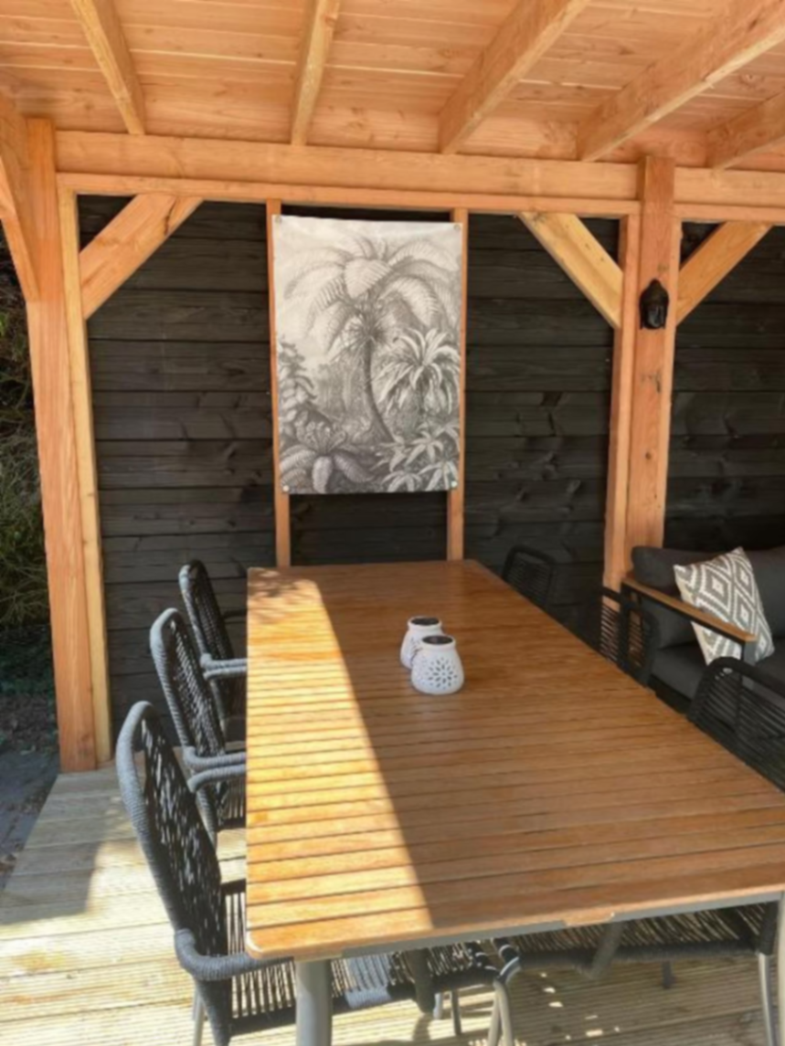 Eethoek onder de overkapping