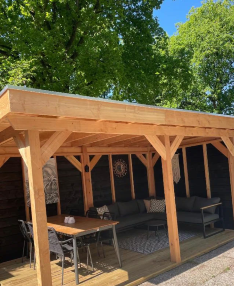Overkapping van Boslodge 't Wims van buitenaf
