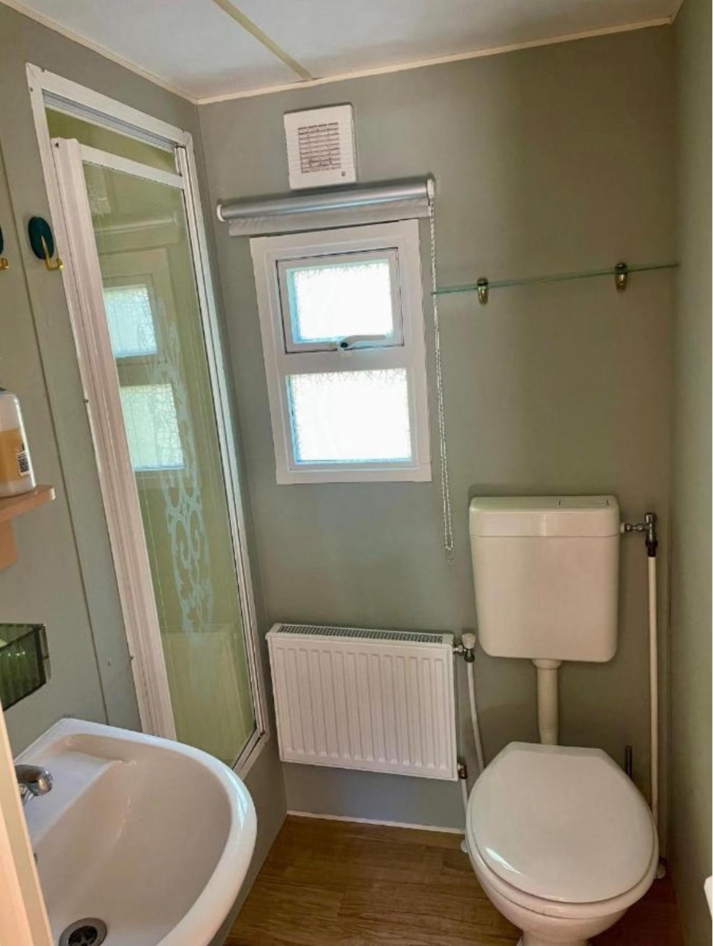 Badkamer met douche, toilet en wastafel