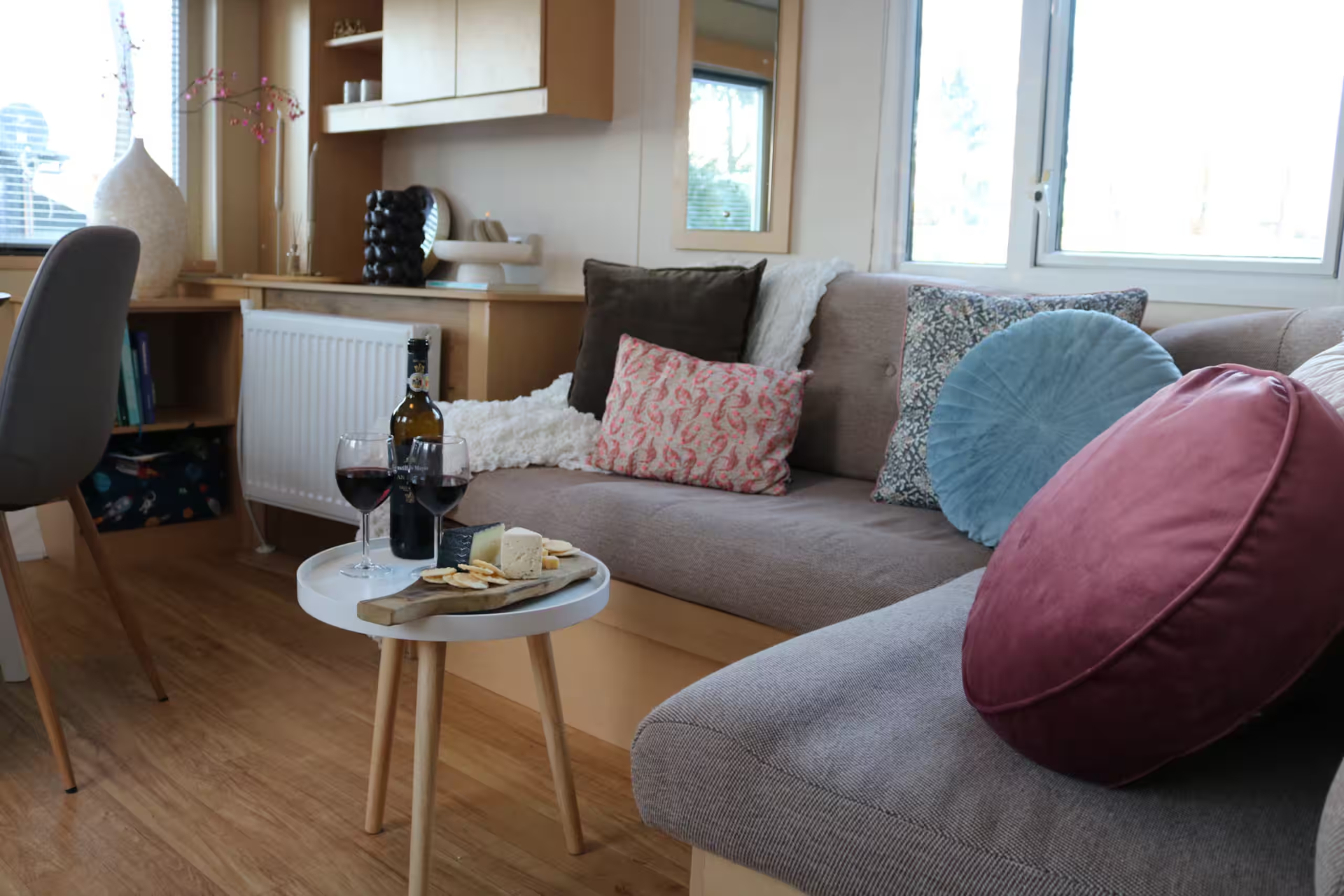 Gezellige woonkamer van Boslodge 't Wims met zithoek en eettafel