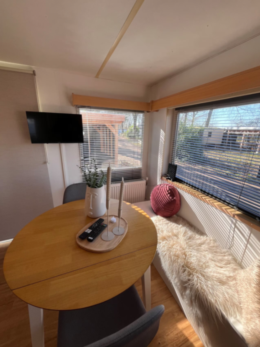 Eethoek binnen in Boslodge 't Wims