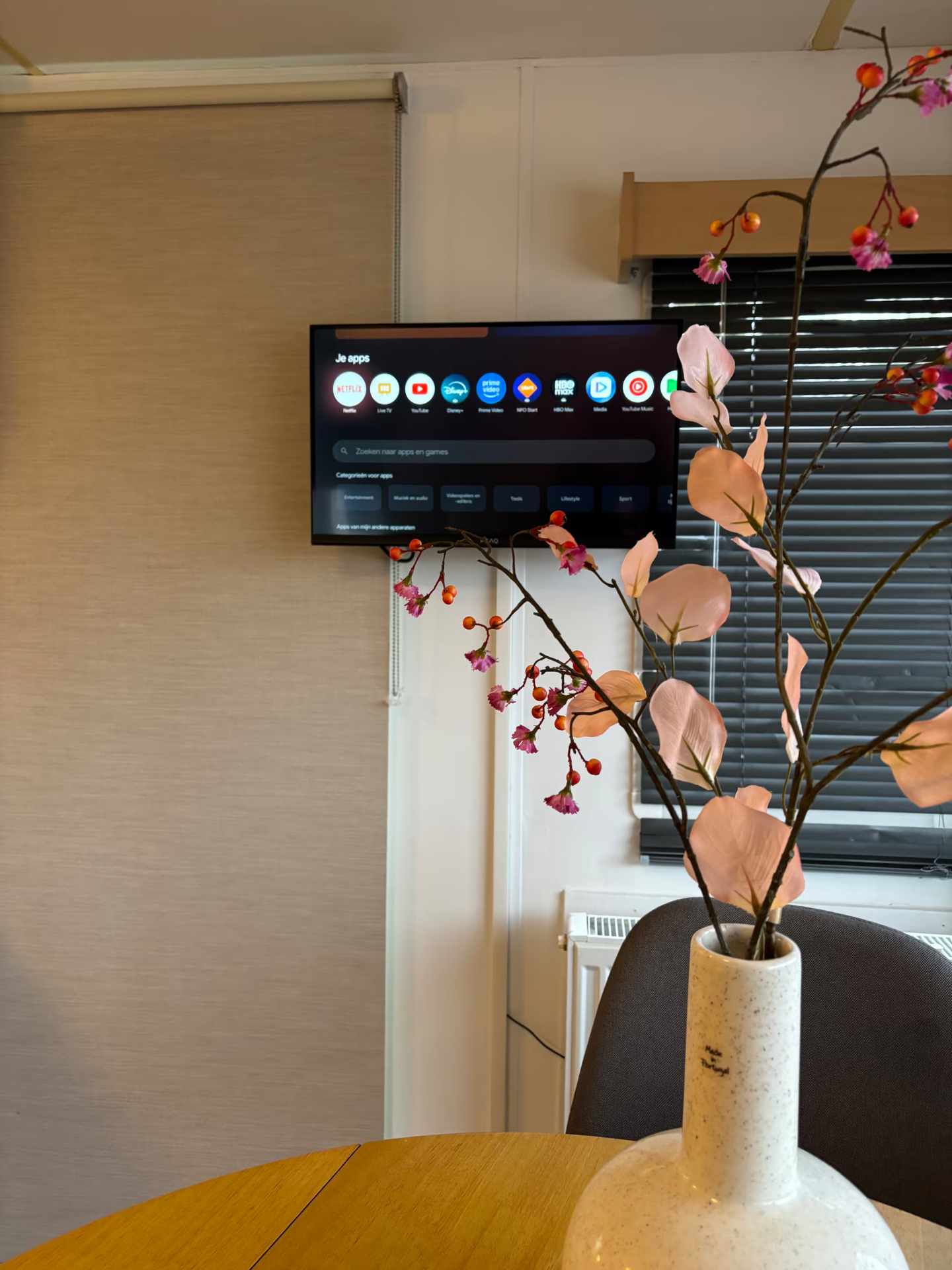 Zithoek en smart-tv in Boslodge 't Wims