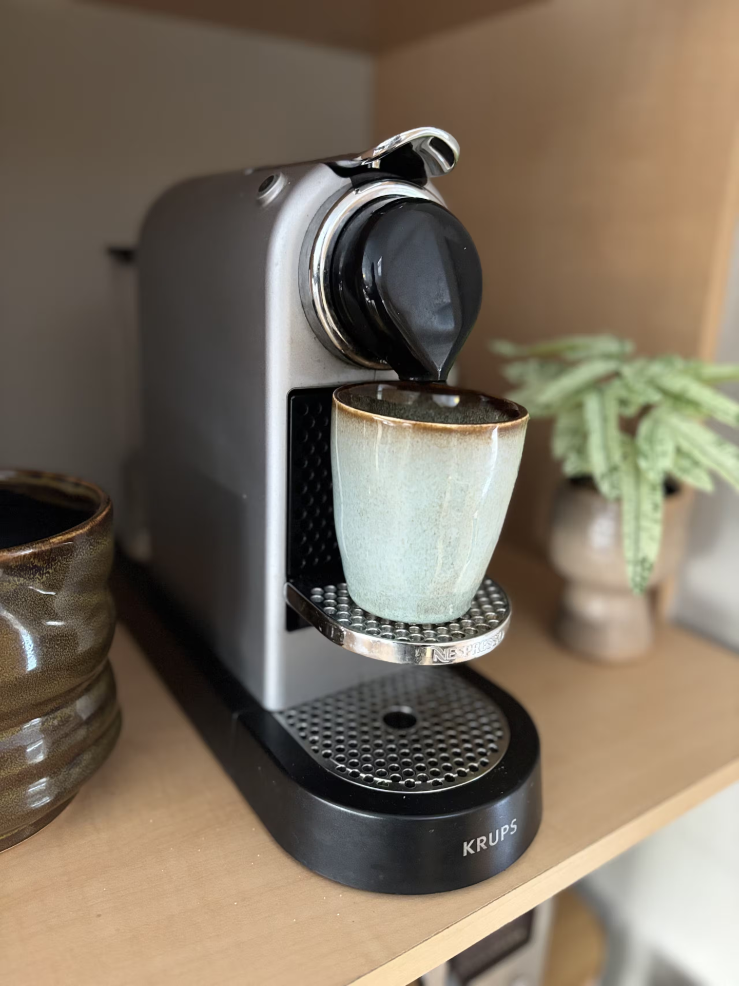 Nespresso-apparaat en koffiehoek in de keuken van Boslodge 't Wims